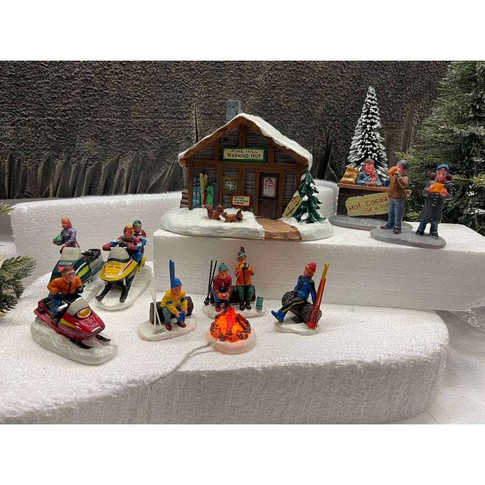 Lemax PINE HILL WARMING HUT Ski Village Bundle Snowmobile Skiers Campfire Cocoa